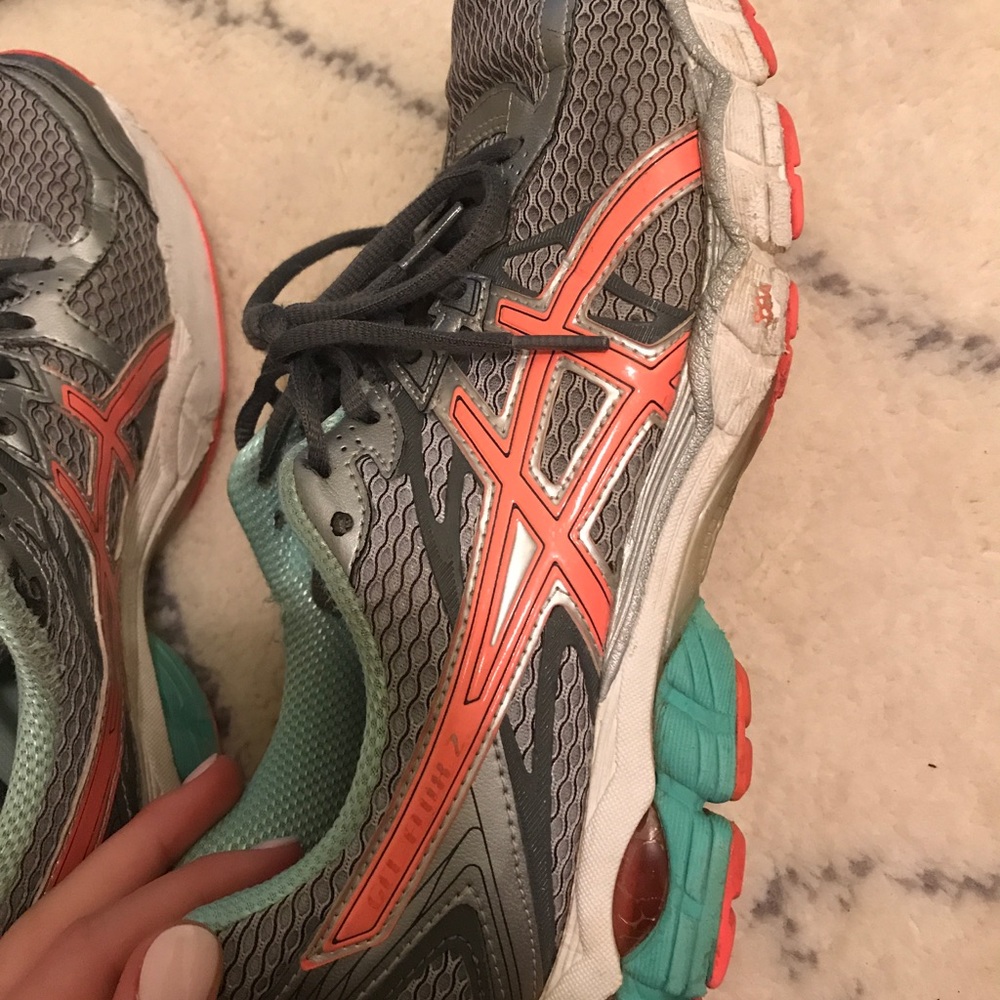 Size 9 asics running shoes